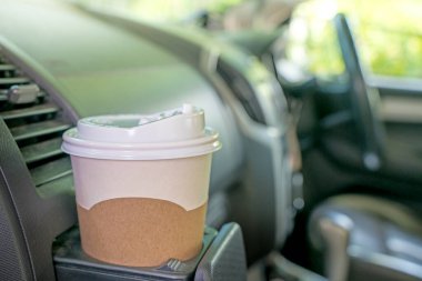 Arabada kağıt kahve fincanı, gezginin sıcak kahvesi.