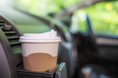 Arabada kağıt kahve fincanı, gezginin sıcak kahvesi.