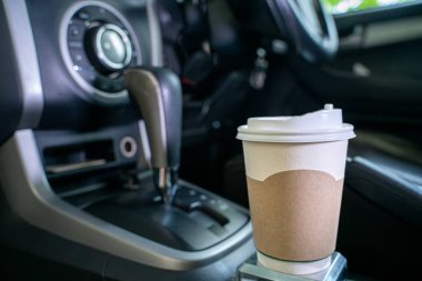 Arabada kağıt kahve fincanı, gezginin sıcak kahvesi.