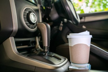 Arabada kağıt kahve fincanı, gezginin sıcak kahvesi.