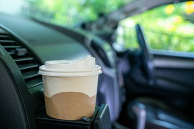 Arabada kağıt kahve fincanı, gezginin sıcak kahvesi.