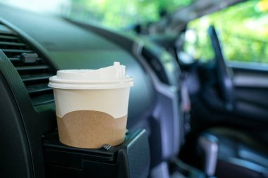 Arabada kağıt kahve fincanı, gezginin sıcak kahvesi.