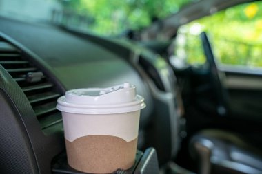 Arabada kağıt kahve fincanı, gezginin sıcak kahvesi.