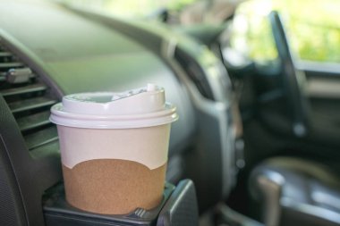 Arabada kağıt kahve fincanı, gezginin sıcak kahvesi.