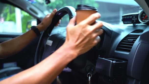 Copo Café Papel Mão Homem Carro Está Estacionado Estrada Café — Vídeo de Stock