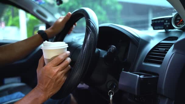 Papierowy Kubek Kawy Ręku Człowieka Samochód Zaparkowany Drodze Gorąca Kawa — Wideo stockowe