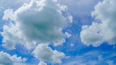 Mavi gökyüzünde büyük beyaz bulutlar, Nimbostratus bulutları, bir altostratus bulutu