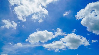 Mavi gökyüzünde büyük beyaz bulutlar, Nimbostratus bulutları, bir altostratus bulutu