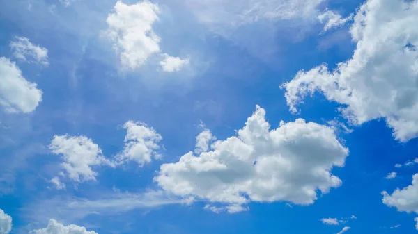 Nagy Fehér Felhők Kék Égen Nimbostratus Felhők Altostratus Felhő — Stock Fotó