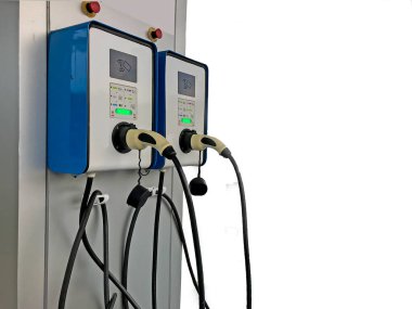 Beyaz arka planda bir elektrikli araç şarj istasyonunda 2 fiş.