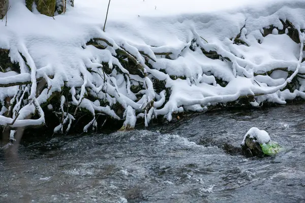 Vue Sur Rive Enneigée Rivière Maison Bois Pleine Neige Autriche — Photo