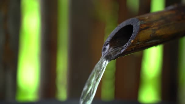 Agua Fluye Desde Extremo Del Barril Bambú — Vídeos de Stock