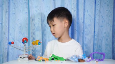 Asyalı Çocuk Güneş Sistemi Oyuncakları, Evde Öğrenim Malzemeleri