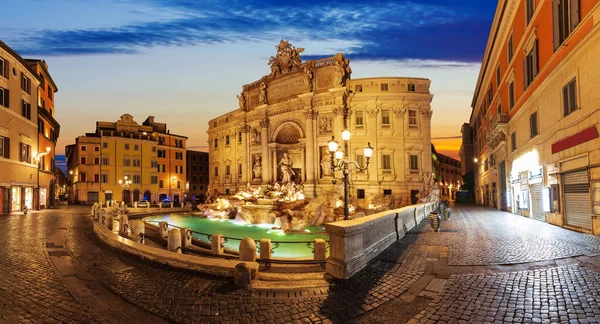 Fontana de Trevi al amanecer, Roma, sin gente —  Fotos de Stock