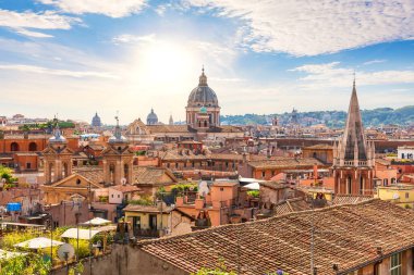 Roma 'nın çatıları ve kiliseleri güneşli bir günde, Roma, İtalya