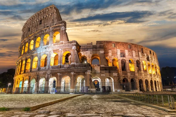 Coliseu Romano Iluminado sob as nuvens ao nascer do sol, Itália — Fotografia de Stock