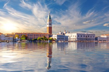 Gün batımında San Marco ve Doges Sarayı Venedik, İtalya 'nın göl manzaralı.