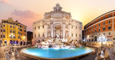 Trevi Çeşmesi gün doğumunda güzel tam manzara, Roma, İtalya, insan yok.