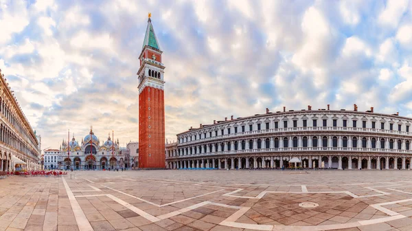 Plaza San Marco Con Basílica San Marcos Atardecer Venecia Italia —  Fotos de Stock