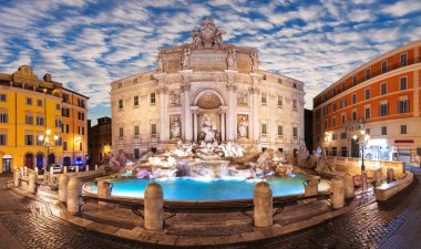 Trevi Çeşmesi ya da Fontana di Trevi gün batımında, Roma, İtalya.
