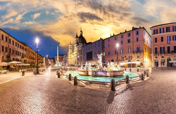 Фонтан Нептуна на площади Пьяцца Навона на закате, Рим, Италия — стоковое фото