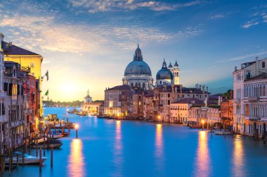 Santa Maria della Salute Kubbesi 'nin gündoğumunda Büyük Kanal' da, Venedik, İtalya