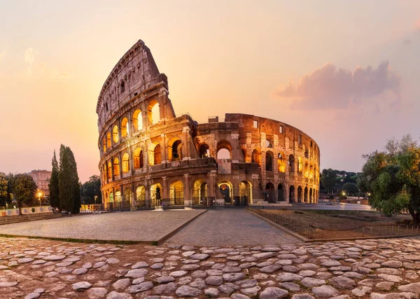 Coliseo Romano iluminado al amanecer, vista de verano sin gente, Roma, Italia —  Fotos de Stock