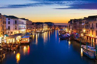 Rialto Köprüsü 'nden gün doğumunda Büyük Kanal, Venedik, İtalya