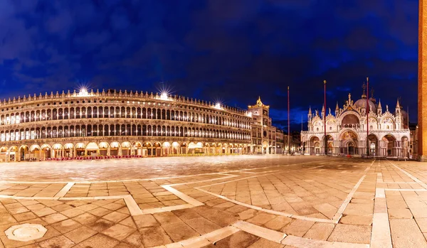 Plaza de San Marco con Basílica de San Marcos y Torre del Reloj en la noche, Venecia, Italia —  Fotos de Stock