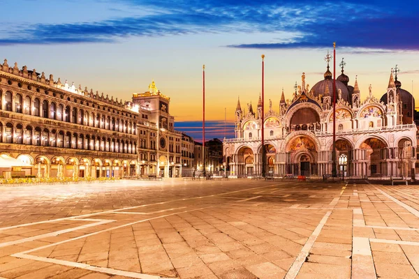 Basílica Veneciana de San Marco y el Reloj en la Plaza de San Marco, Italia —  Fotos de Stock