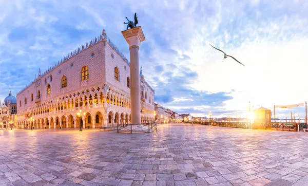 Palazzo Ducale e molo delle gondole vicino a Piazza San Marco, Venezia, Italia — Foto Stock