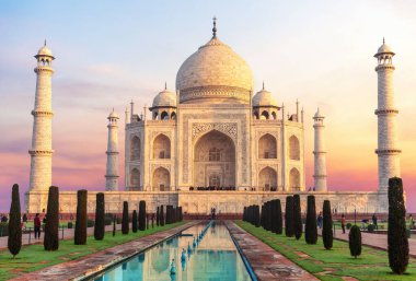 Güneşin doğuşunda güzel Taj Mahal ve onun yansıması, Hindistan, Agra