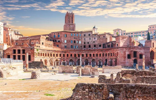 Beautiful Trajans Forum permanece al atardecer, Roma, Italia — Foto de Stock