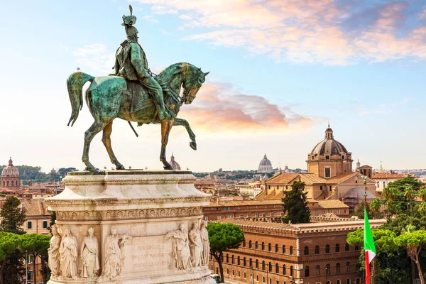 Jezdecká socha Victora Emmanuela II. nad oltářem vlasti, Řím, Itálie — Stock fotografie