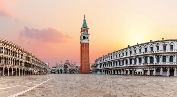 Náměstí Piazza San Marco panorama západu slunce, Benátky, Itálie — Stock fotografie