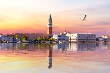 Venedik gölü manzarası, St Mark 's Bell Kulesi ve gün batımında Doge' un sarayı, İtalya.