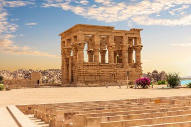 Aswan, Mısır 'daki Philadelphia Adası' ndaki Firavun 'un Yatak Tapınağı.