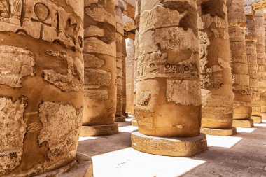 Eski Karnak Lüksör Tapınağı 'ndaki sütunlar, Mısır.