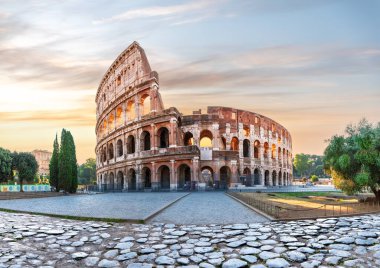 Roma 'da güneş doğarken kolezyum, ana yaz manzarası, Roma, İtalya.