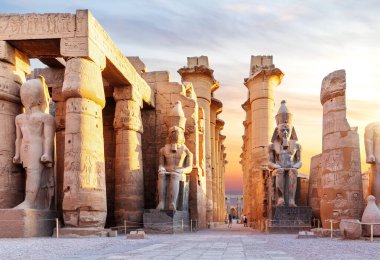Luxor Tapınağı, Mısır 'ın ünlü simgesi, ilk pilon manzaralı.
