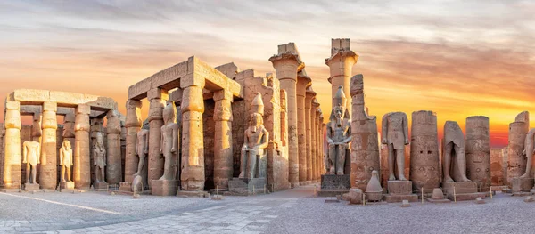 Templo de Luxor, vistas a las estatuas principales, hermoso panorama al atardecer, Egipto — Foto de Stock