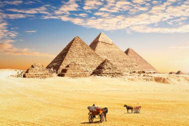 Mısır Büyük Piramitleri ve geleneksel çöl arabaları, Kahire, Giza