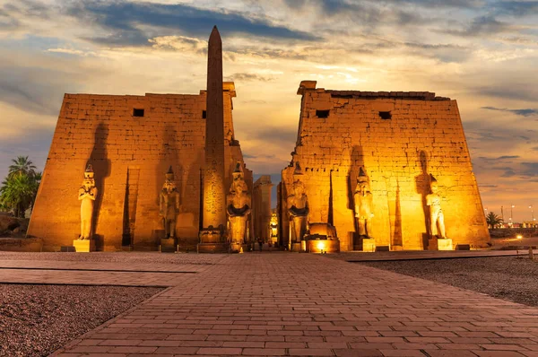 Famoso Luxor Temple Egito Entrada Principal Vista Noturna — Fotografia de Stock