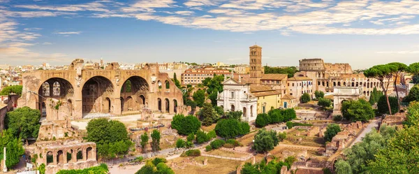 Panorama completo do Fórum Romano, vista da Basílica de Magêncio e Constantino, Casa dos Vestais e Coliseu, Itália — Fotografia de Stock