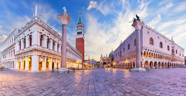 Palazzo Ducale, Biblioteca di San Marco e le Colonne di San Marco e San Teodoro, panorama di Venezia — Foto Stock