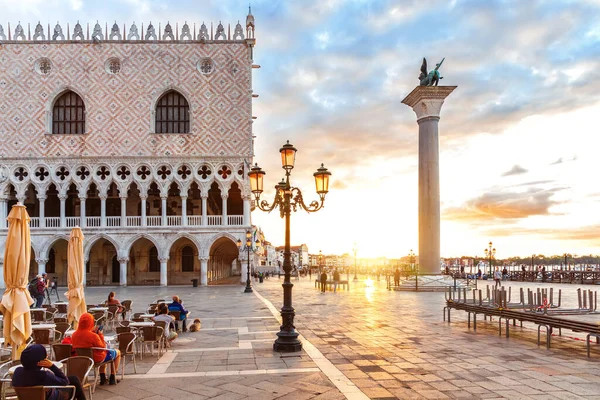 Café callejero junto al Palacio Ducal en Venecia, Italia — Foto de Stock
