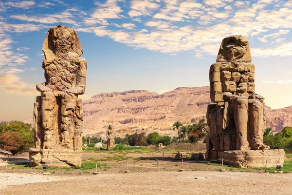 Los Colosos de Memnon estatuas del Faraón Amenhotep, Necrópolis de Tebas, Luxor, Egipto — Foto de Stock