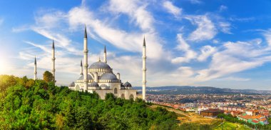 İstanbul Büyük Camlika Camii, günbatımı manzarası, güzel hava manzarası.