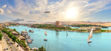 Güzel Nil manzarası ve yelkenli Aswan şehri, Mısır.