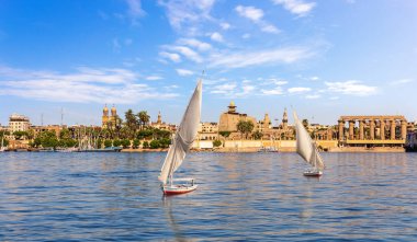 Kıyıdaki Nil ve Luxor Tapınağı, Yukarı Mısır.